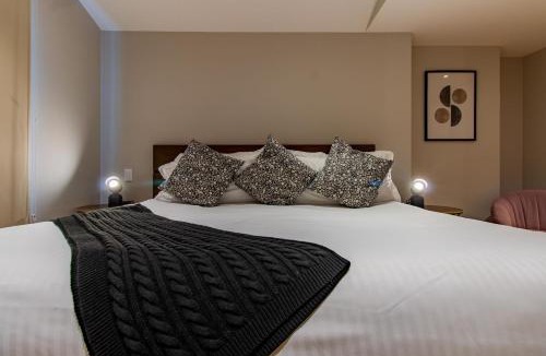 El Yaqui House | 2BR Santa Fe Style & Comfort with Gym & Parking