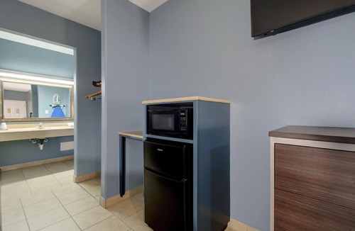 Weslaco Hotel | 3 Affordable Rooms Perfect for Rest After Exploring Weslaco | Free Parking
