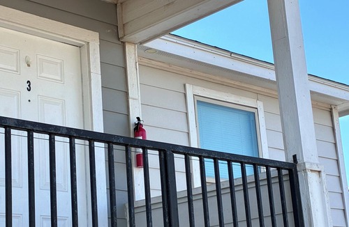 Alton Apartment | 3-bedroom apartment in fantastic Alton with AC and comfort Wifi Hot Water Apt3