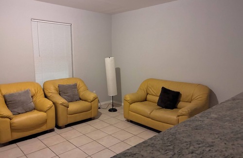 Alton Apartment | 3-bedroom apartment in fantastic Alton with AC and comfort Wifi Hot Water Apt3