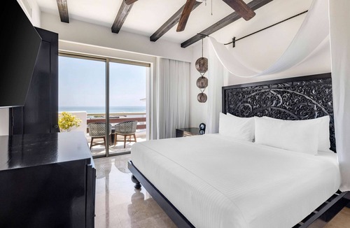 Zona Hotelera Hotel | 3 Bright 2BR Family Suites w/Ocean View – Only a Short Walk to Plaza Mega