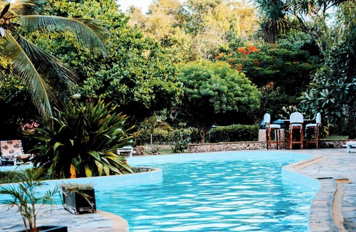Las Glorias Apartment | 3 min walk to beach, seasonal/long term ok, cats ok, quiet, a/c, large pool