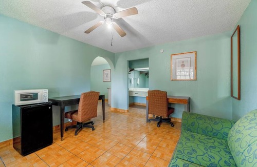 Harlingen Hotel | 3 Relaxing Rooms Near Sweet Spot Frozen Yogurt - Steps From Downtown