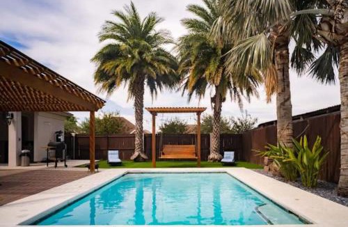 Palmhurst House | 4 Bedrooms Pool Game room Massive Kitchen