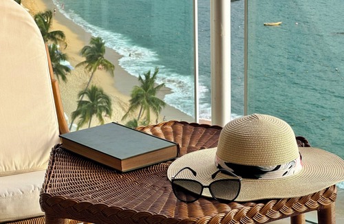 Costa Azul Apartment | 4 BR Luxury beachfront apartment in Acapulco Bay.
