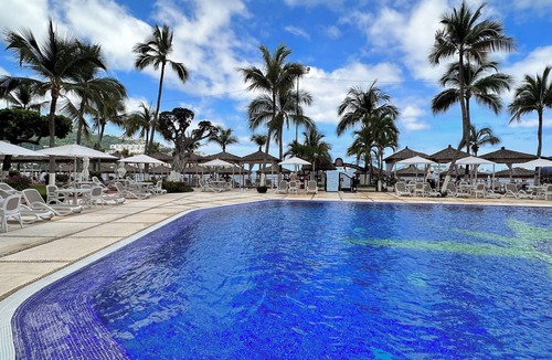 Costa Azul Apartment | 4 BR Luxury beachfront apartment in Acapulco Bay.