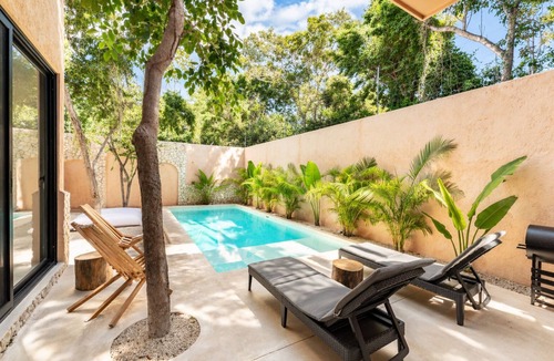 La Veleta Villa | 4BR Luxury retreat in La Veleta - Private Pool - Walk to best spots!