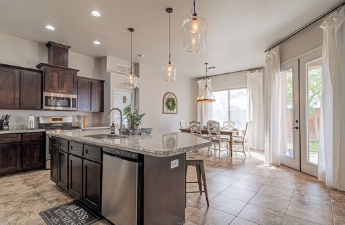 Yuma House | 4BR Modern Farmhouse , Sleeps 10 , Backyard & Theater Room
