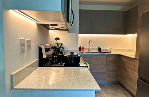 Zona 10 Apartment | 5 minutes from Oakland Mal! 3 bedrooms and A/C