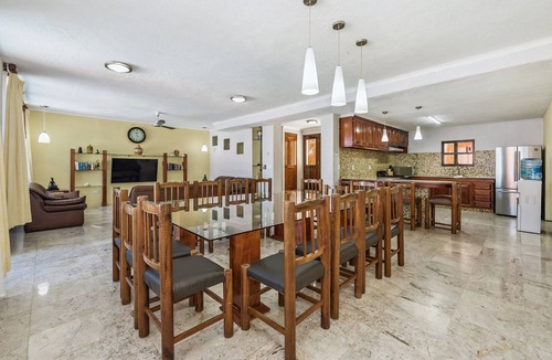 Zona Hotelera Norte House | 7 Bedrooms, Oceanfront, Bike Path to Town