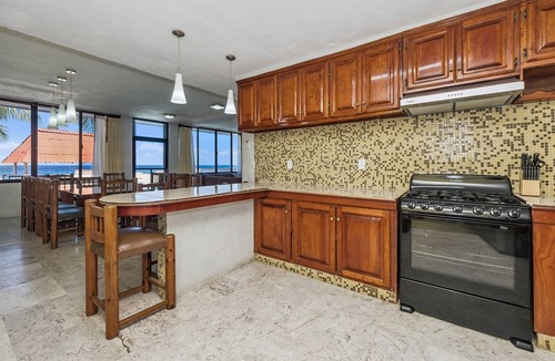 Zona Hotelera Norte House | 7 Bedrooms, Oceanfront, Bike Path to Town