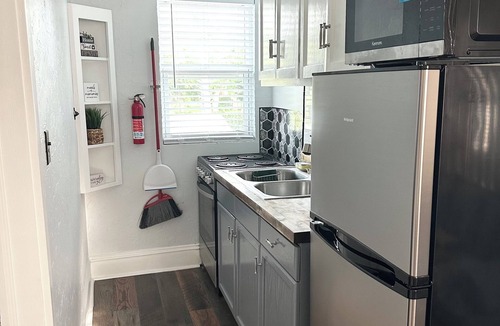 DeLand Apartment | A Cozy & Charming 2 bedroom Apartment in Historic Downtown Deland.