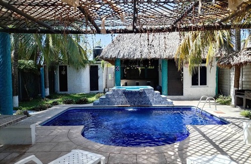 Zona 15 House | A Galápagos-style cottage for relaxation right on the beach