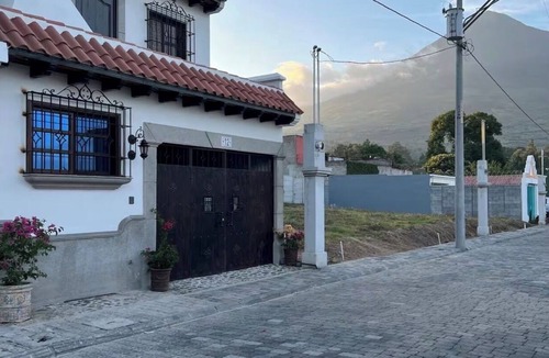San Miguel Duenas House | A Nice and Quiet Apartment with a 360-Degree View of the Volcanoes in Ciudad Vieja