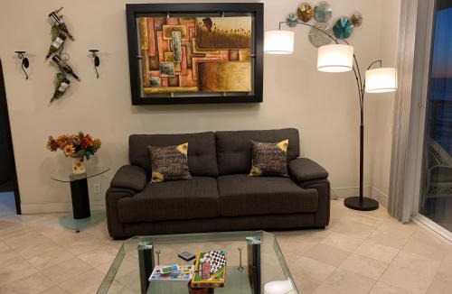 Villa del Mar Apartment | ACCESS - BEACH Penthouse PAPAS and BEER 2 miles WIFI