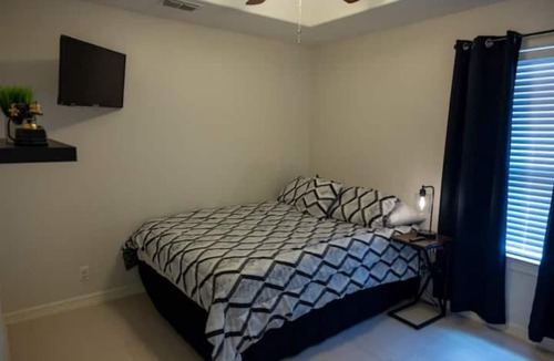 Brownsville House | Adorable Cozy home With POOL. 35 min to SPI or Space X!