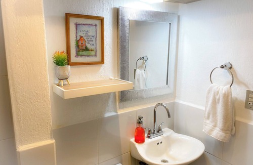 Zona 12 House | Affordable room. 1 single bed, TV, closet. Hot water baths.