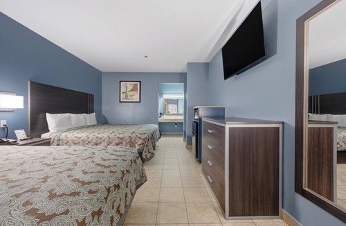 Weslaco Hotel | Affordable Stay w/2 King Beds + Free Parking Close to Downtown Weslaco - 1.7 mi