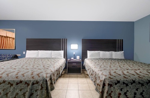 Weslaco Hotel | Affordable Stay w/2 King Beds + Free Parking Close to Downtown Weslaco - 1.7 mi