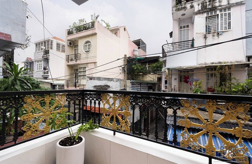Tan Binh Apartment | Airport Balcony Apartment - Pet-Friendly Studio