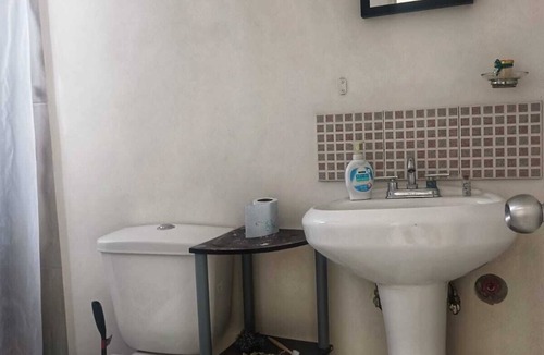 Juarez Municipality House | AIRPORT HOSTEL, 6.2 KM AIRPORT, 8.2 KM CONSULATE, 11 KM CENTRAL BUS STATION