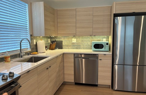 Alki Cottage | Alki Beach modern and cozy 3 bdrm home near dining, Lumen and T-Mobile park.