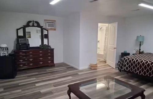 Oak Grove Apartment | All One Level Studio-Oak Grove