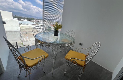 Zona 13 Apartment | Apartamento a la par del aeropuerto con gran balcón 1 habitación!