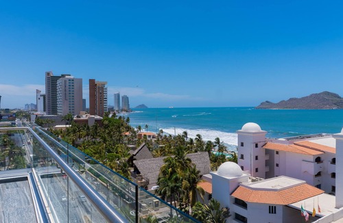Lomas de Mazatlan Apartment | Apartment with 2 bedrooms. AC, Pool and beach nearby in Mazatlan's Golden Zone