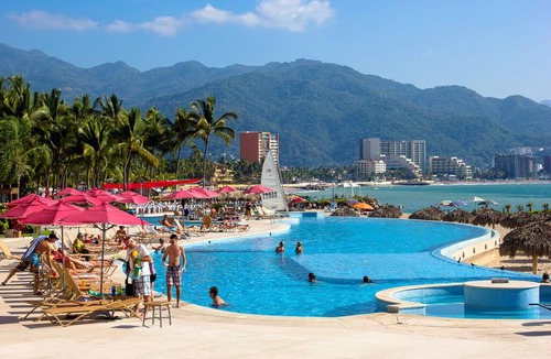 South Hotel Zone Condo | Beachfront 2BR | Accessible, Pool & Hot Tub