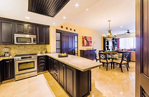 Alta Vista Resort | Beachfront 3 Bedroom Suite with Jacuzzi