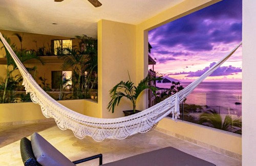 Alta Vista Resort | Beachfront 3 Bedroom Suite with Jacuzzi