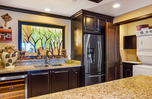 South Shore Hotel Area Condo | Beachfront Dream Retreat With Pool, Tennis & gym Access - Washer/dryer, AC