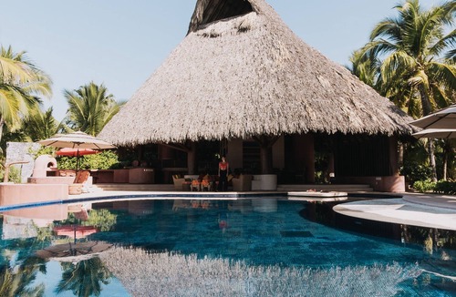 Zihuatanejo House | Beachfront Villa! Escape to this luxurious property 5 bedrooms, with chef & pool