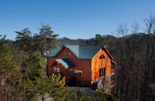 Pigeon Forge Cabin | Bear's Bliss in Pigeon Forge #unforgettable 2 bedroom w/Indoor Pool, Games & Full Theater!