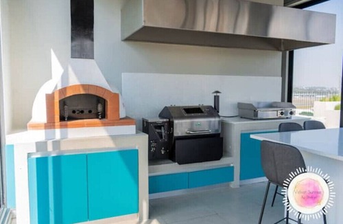 Zona 13 Apartment | Beautiful Apt-Airport, Pizza Oven, Grill, Below