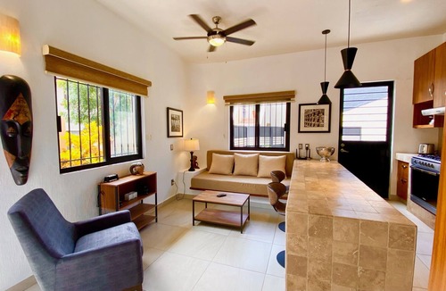 San Antonio Tlayacapan House | Beautifully Renovated Private 1 Bedroom Guesthouse - Walk to everything.