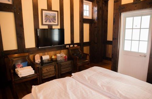 Ren'ai House | Black Forest Manor