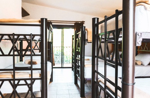 Alfredo V. Bonfil Hostel | Boom Feel, Hostal Bonito En Cancún México tropical rom