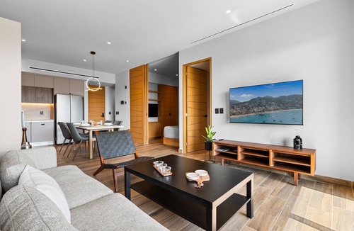 Diaz Ordaz Apartment | Brand-New Luxury at Valarte | Versailles Foodie District + Fast WiFi