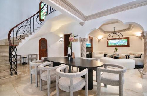 Hipodromo House | Breathtaking 9 BR Villa HUGE Rooftop w 4 AC Condesa