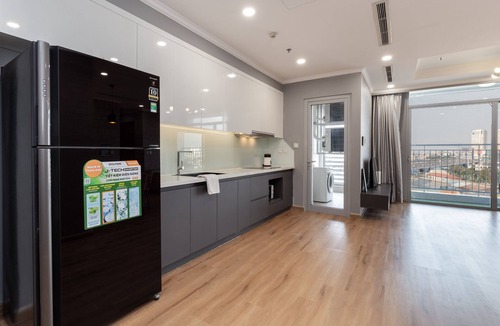 Hang Xanh Apartment | Bright, Modern 2br Apt next Landmark 81 Skycrapern