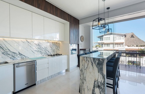 Romantic Zone Condo | Bright Pier57 Corner Unit Ocean View Romantic Zone