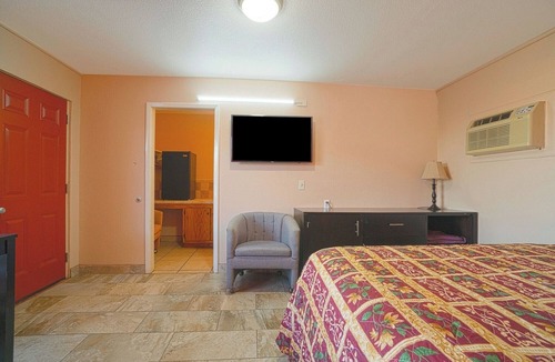 Weslaco Hotel | Budget Stay w/Free Parking Near Weslaco’s Top Attractions