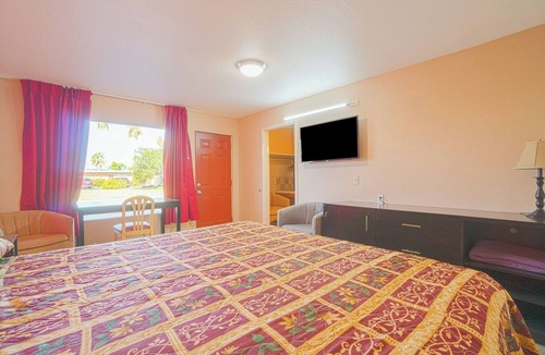 Weslaco Hotel | Budget Stay w/Free Parking Near Weslaco’s Top Attractions