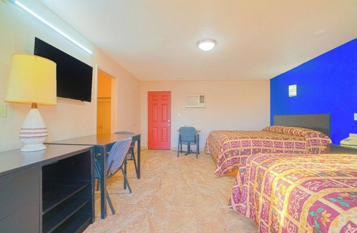 Weslaco Hotel | Budget Stay with King Bed – Close to Llano Grande Lake & Park