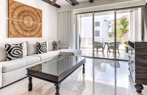 Zona Hotelera Resort | Cabo Azul 1BR Pool View – Balcony Living, Beach Access & Resort Style