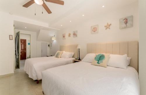 Zona Hotelera Apartment | Cancun Hotel Zone -2 BR Beachfront, Bright and Spacious
