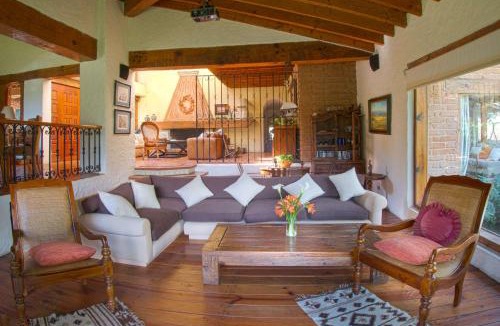 Valle de Bravo House | Casa Avándaro con alberca, Río, Bosque y Cocinera!