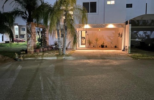 Torreon House | Casa completa, 4 dormitorios, 7 camas dobles, 4 sofá cama, 3 baños 1 en planta baja, cocina equipada, consola Arcade, asador, juguetes para niños, plancha, secadora, cafetera, etc, fraccionamiento privado, zona de vías rápidas y toallas